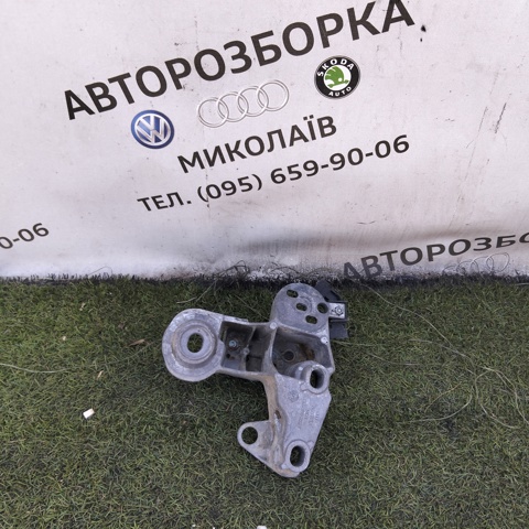 Кронштейн подушки (опори) двигуна, правої 8E0199352F VAG