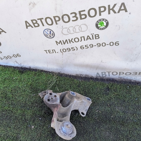 Кронштейн подушки (опори) двигуна, правої 8E0199352N VAG