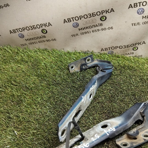 Завіс капота, правий 8E0823302E VAG
