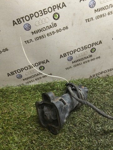 Тримач форсунки омивача фари, підйомний циліндр 8E0955102 VAG