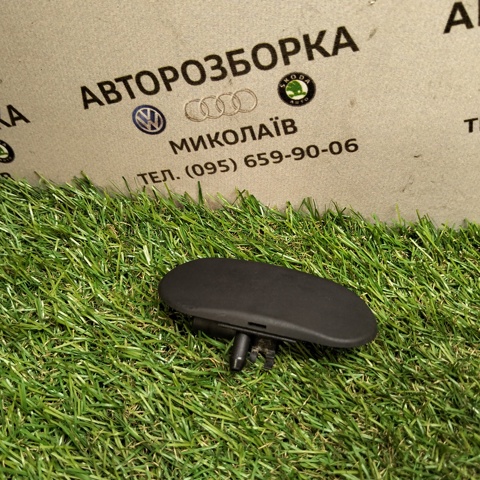 Форсунка омивача скла лобового, права 8E0955988B VAG