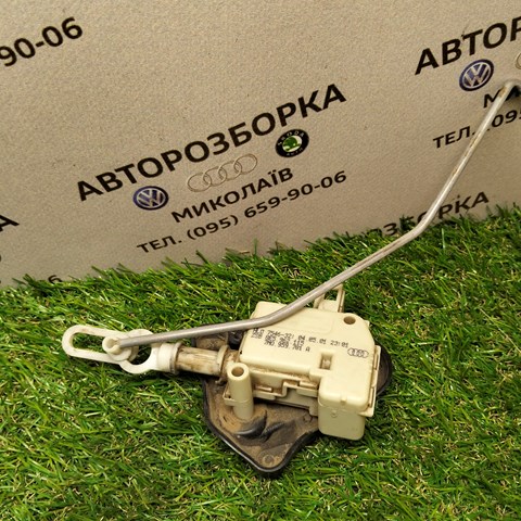 Актуатор замка багажника (задніх дверей) 8E5962115 VAG