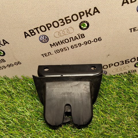 Замок кришки багажника 8E9827520 VAG