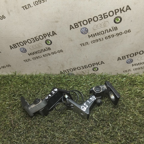 Петля задніх правих дверей 8K0831402B VAG
