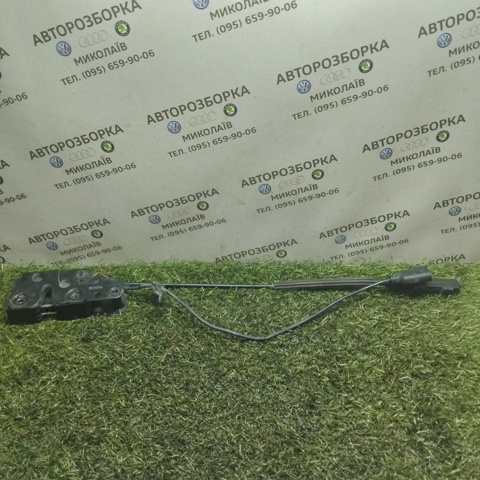 Кронштейн замку капоту 8K1823746 VAG