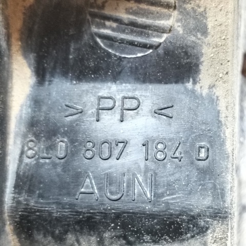 Праве кріплення переднього бампера 8L0807184D VAG