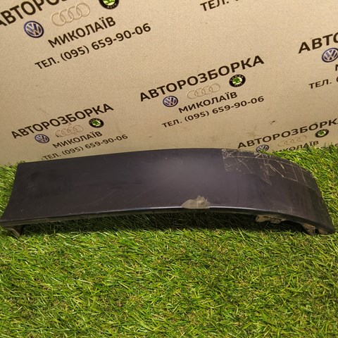 Накладка під задній ліхтар, правий 8L0807872A VAG