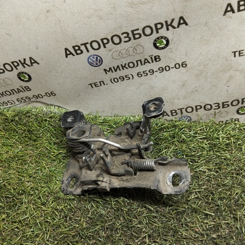 Запор капота (замок і привід замка капота) 8L0823509A VAG