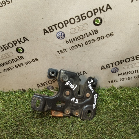 Запор капота (замок і привід замка капота) 8L0823509K VAG