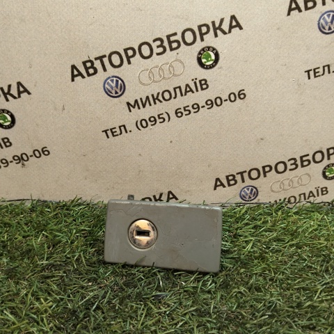 Серцевина замка бардачка 8L0857113A VAG