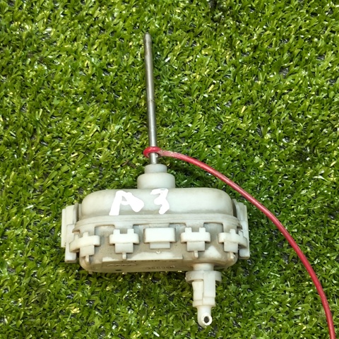 Замок відкривання лючка бензобаку 8L0862153 VAG