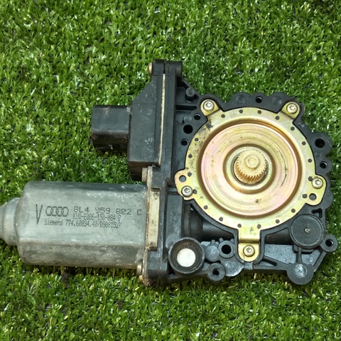 Двигун склопідіймача двері передньої 8L4959802C VAG