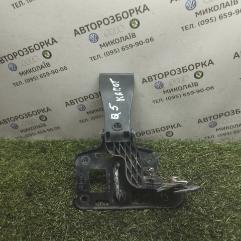 Стояк-гак замка капота 8R0823480A VAG