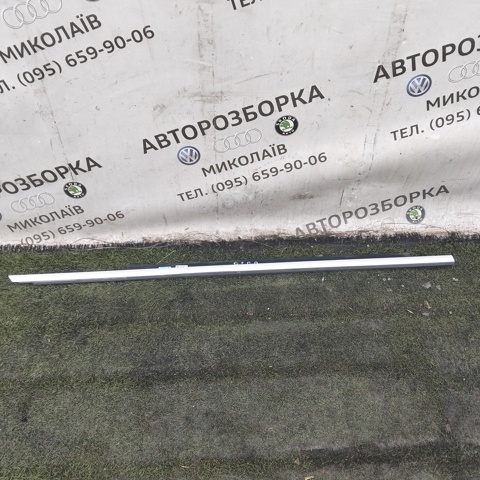 Молдинг опускного скла нижній, двері передньої, правої 8R0853284F VAG