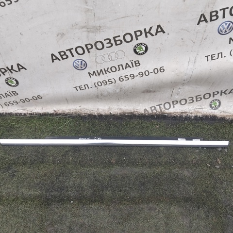 Молдинг опускного скла нижній, двері задньої, лівої 8R0853763F VAG