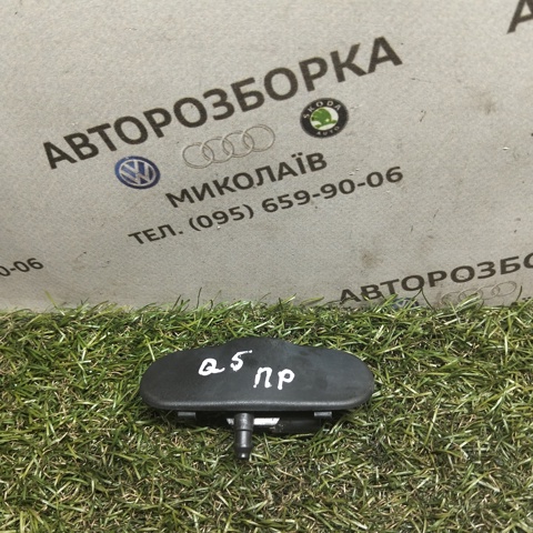 Форсунка омивача скла лобового, права 8R0955988B VAG