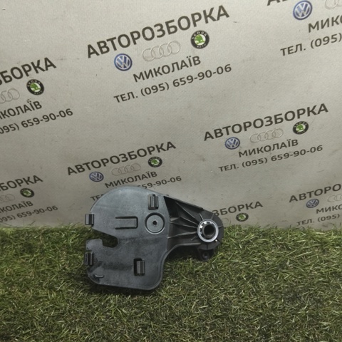 Кронштейн ручки відкривання капота 8R1823633 VAG