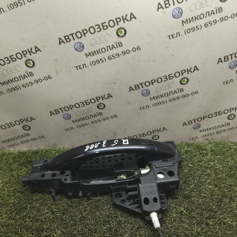 Тримач зовнішньої ручки дверей, задніх лівих 8T0837885A VAG
