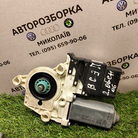 Моторчик склопідйомника двері задніх, правих 993425200 VAG