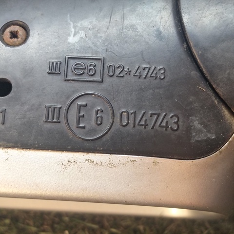 Накладка/кришка дзеркала заднього виду, права E1010481 VAG