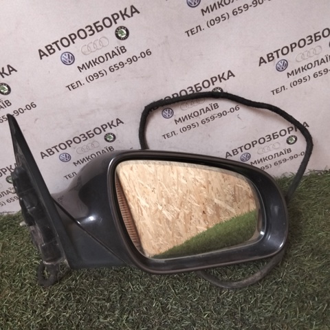 Накладка дзеркала заднього виду, права E1010730 VAG
