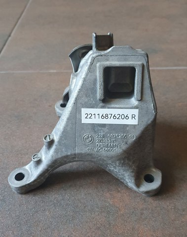 Кронштейн подушки (опори) двигуна, правої 22116784826 BMW