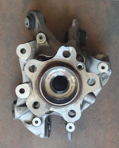 Цапфа поворотна права 33306899304 BMW