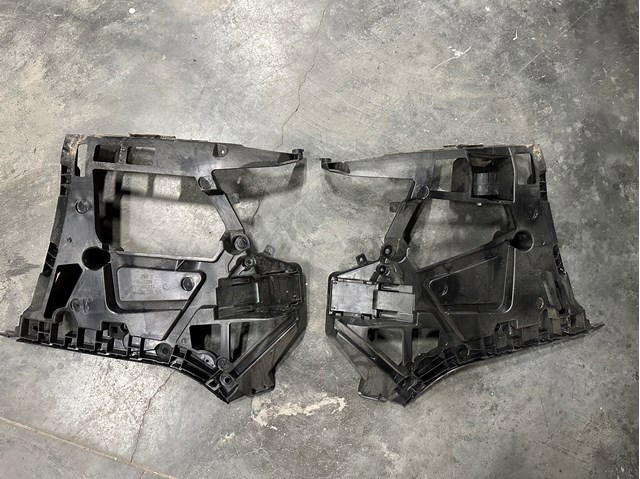 Кронштейн бампера заднього, правий 51127427968 BMW