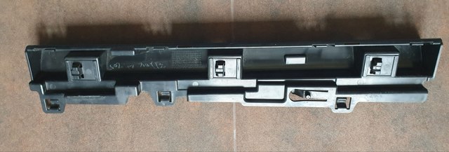 Кронштейн зовнішньої накладки порога правого 51777256916 BMW