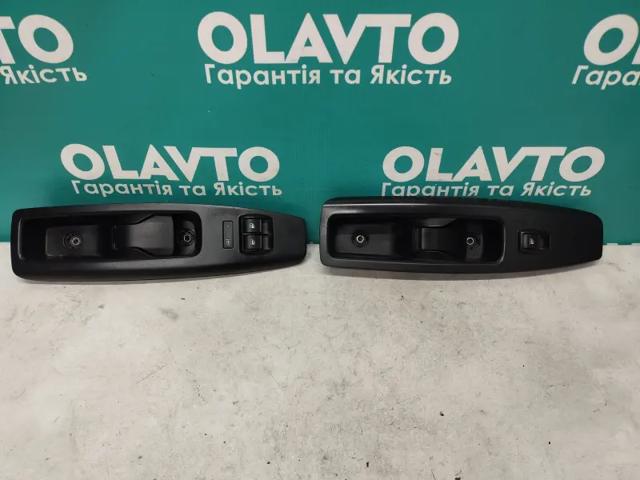 Кнопка підйомника переднього правого скла 735498675 FIAT