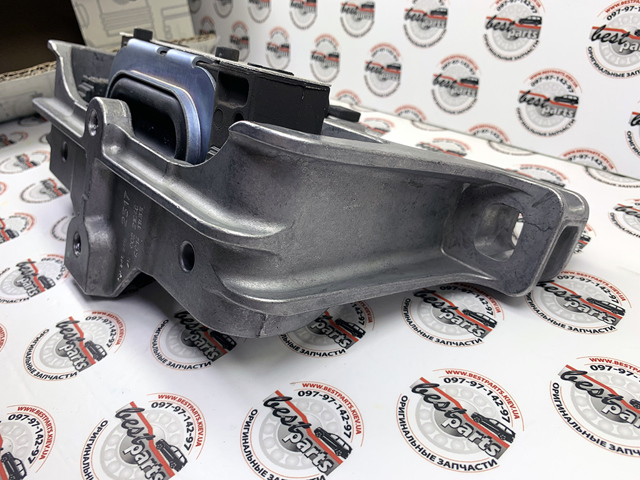 Права подушка двигуна 2462402517 MERCEDES