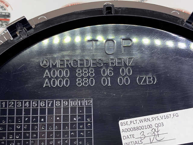 Кронштейн емблеми решітки радіатора A0008800100 MERCEDES