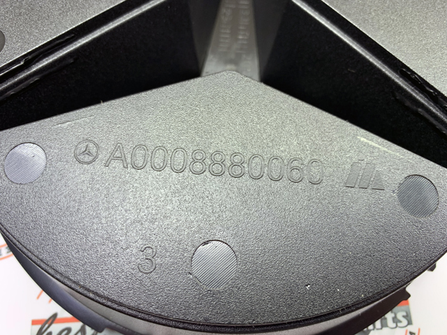 Кронштейн емблеми решітки радіатора A0008880060 MERCEDES
