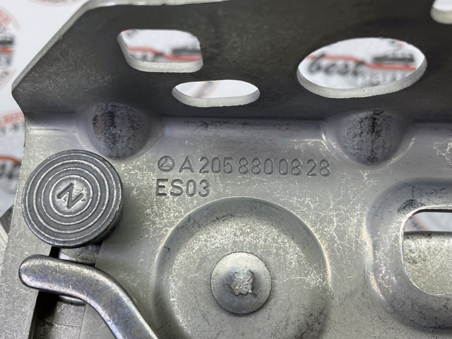 Шарнір капота лівий A2058800828 MERCEDES