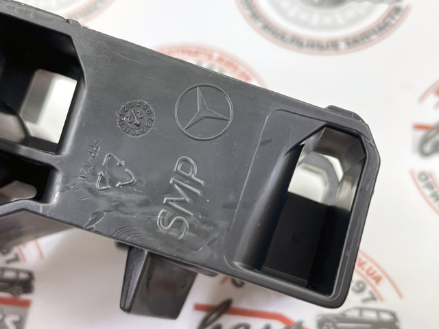 Кронштейн кріплення бампера переднього правий A4478850218 MERCEDES
