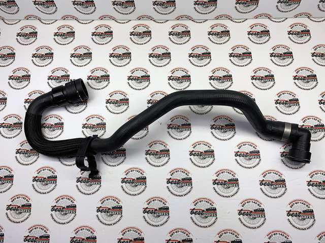 Патрубок системи охолодження LR000943 LAND ROVER