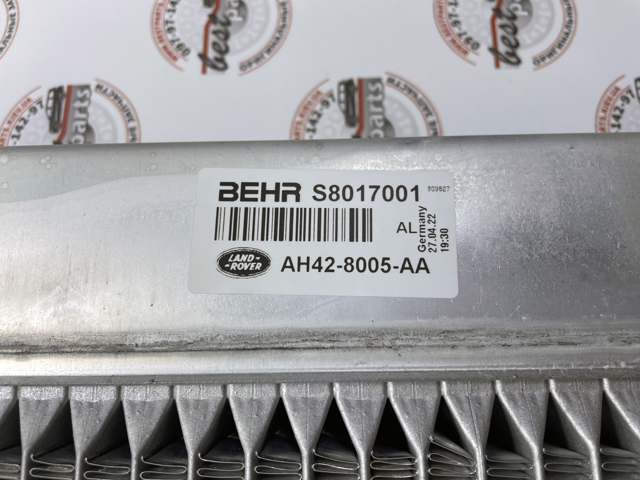 Радіатор системи охолодження двигуна LR010964 LAND ROVER