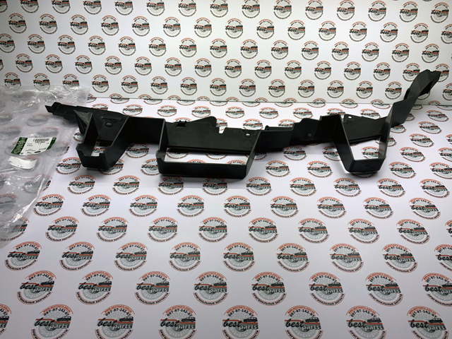 Кронштейн кріплення бампера переднього правий LR013864 LAND ROVER