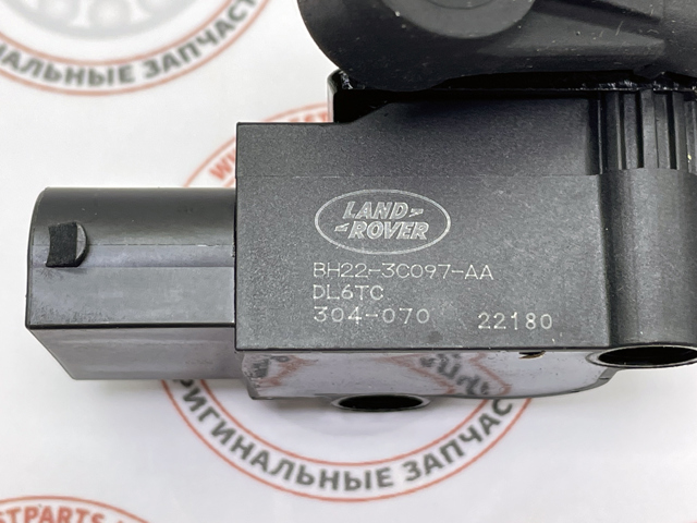 Датчик рівня положення кузова, передній правий LR020157 LAND ROVER