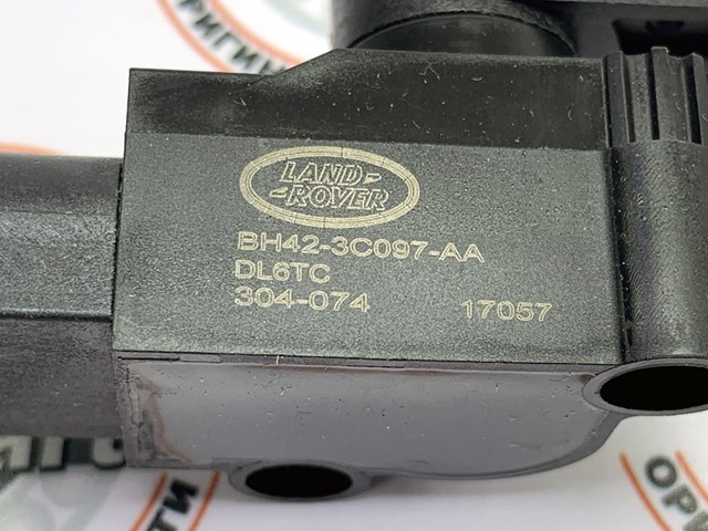 Датчик рівня положення кузова, передній правий LR020627 LAND ROVER