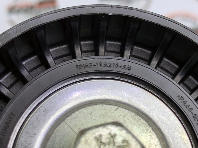 Ролик приводного ременя, паразитний LR022953 LAND ROVER