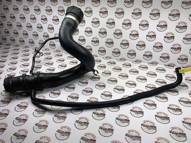 Патрубок системи охолодження LR029140 LAND ROVER