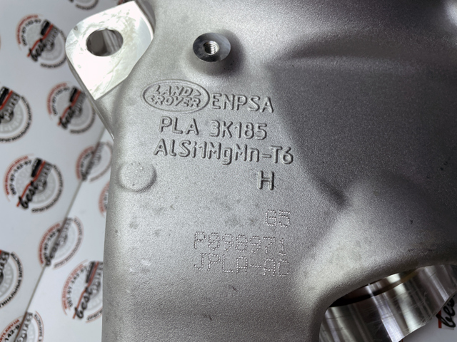 Цапфа поворотна права LR115106 LAND ROVER