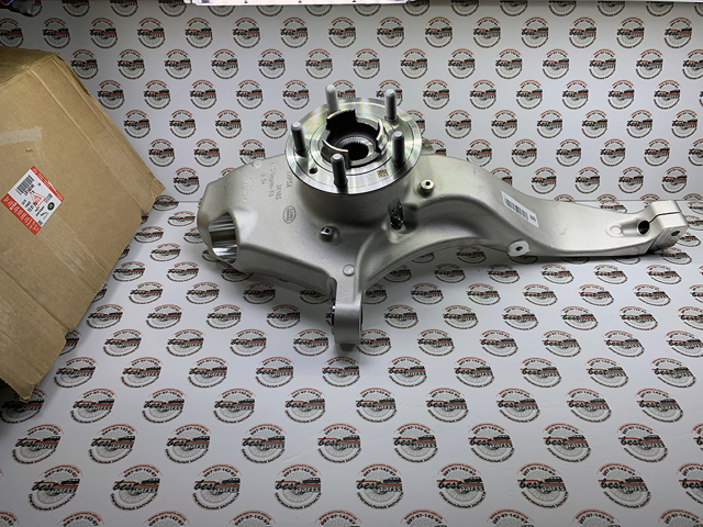 Цапфа поворотного кулака LR146346 LAND ROVER