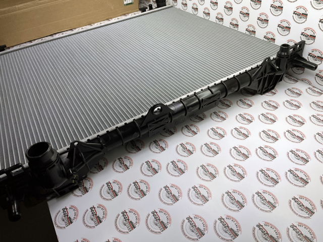 Радіатор охолодження двигуна LR162110 LAND ROVER