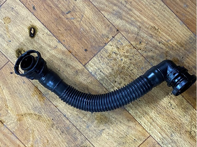 Трубка картера повітряна 03L103493AE VAG