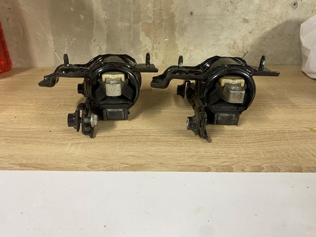 Ліва опора двигуна 6RF199555F VAG