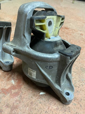 Права подушка мотора 8W0199372CD VAG