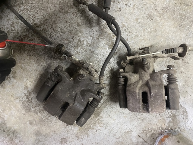Супорт гальмівний задній правий B4Y72698ZD MAZDA