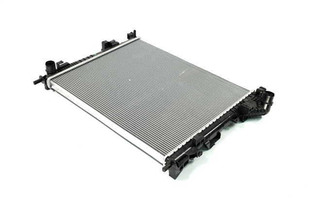 Радіатор системи охолодження двигуна Renault Trafic II